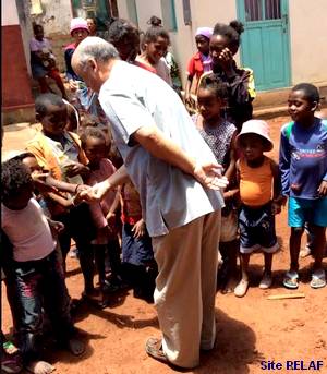 Le Frère Supérieur Robert Schieler salue des enfants
