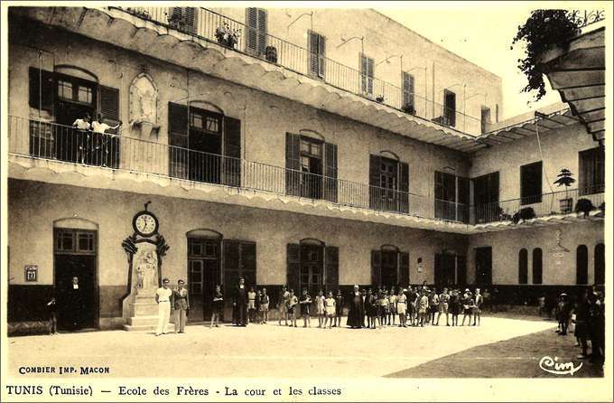 Classes et cour de l'école à Tunis