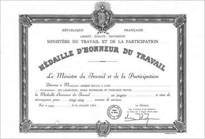 et le diplôme d'honneur d'honneur correspondant