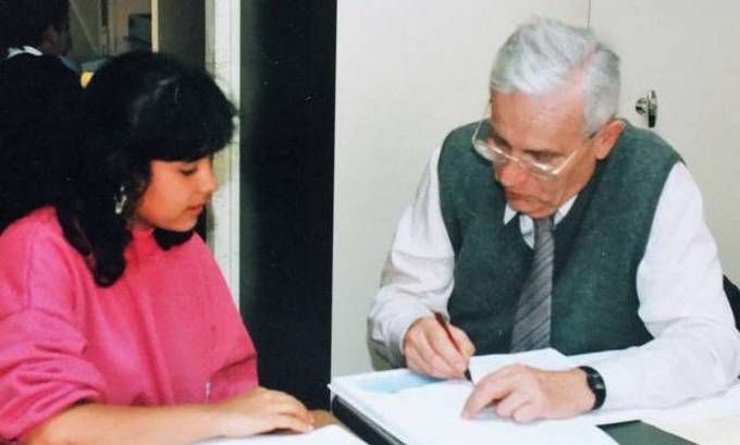 Frère René Bonnetain aide une élèves à faire ses devoirs