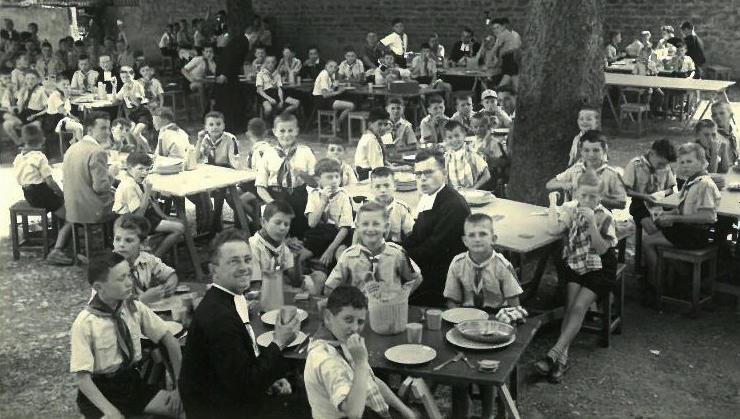 Le repas en plein air à la colonie « Bel Entrain », Semur-en-Auxois