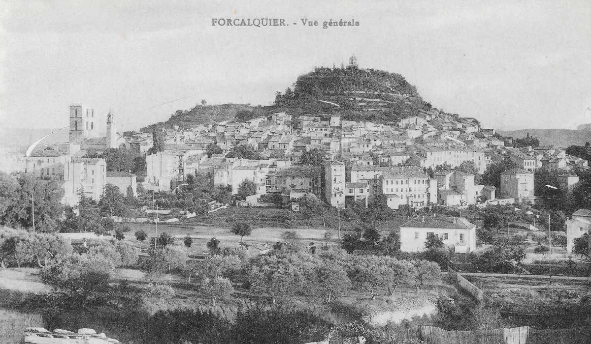 Une vieille carte postale de Forcalquier