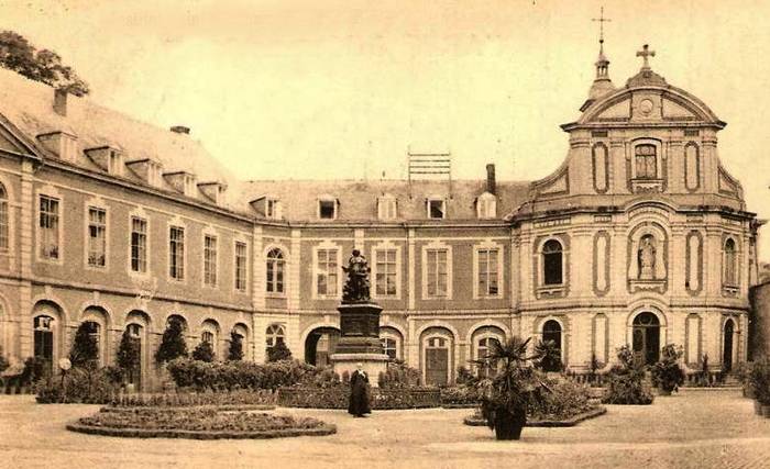 La cour d'honneur de l'Institut Saint-Berthuin